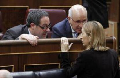 La ministra de Fomento, Ana Pastor, conversa con los diputados de CiU Pere Macías (i) y Durán i Lleida en el pleno del Congreso. EFE/Archivo