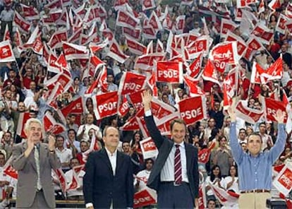 Pasqual Maragall, Manuel Chaves, José Luis Rodríguez Zapatero y Rafael Simancas, en el mitin de ayer en Vista Alegre.