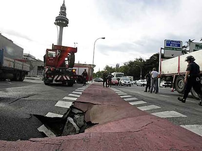Socavón en un carril bici