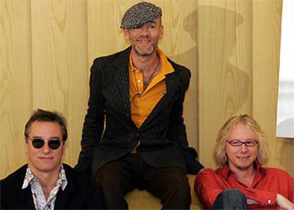 Los componentes de REM: Peter Buck, a la izquierda, Michael Stipe y Mike Mills, en Madrid.