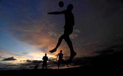 Un grupo de jóvenes juegan al fútbol en Galle, Sri Lanka.