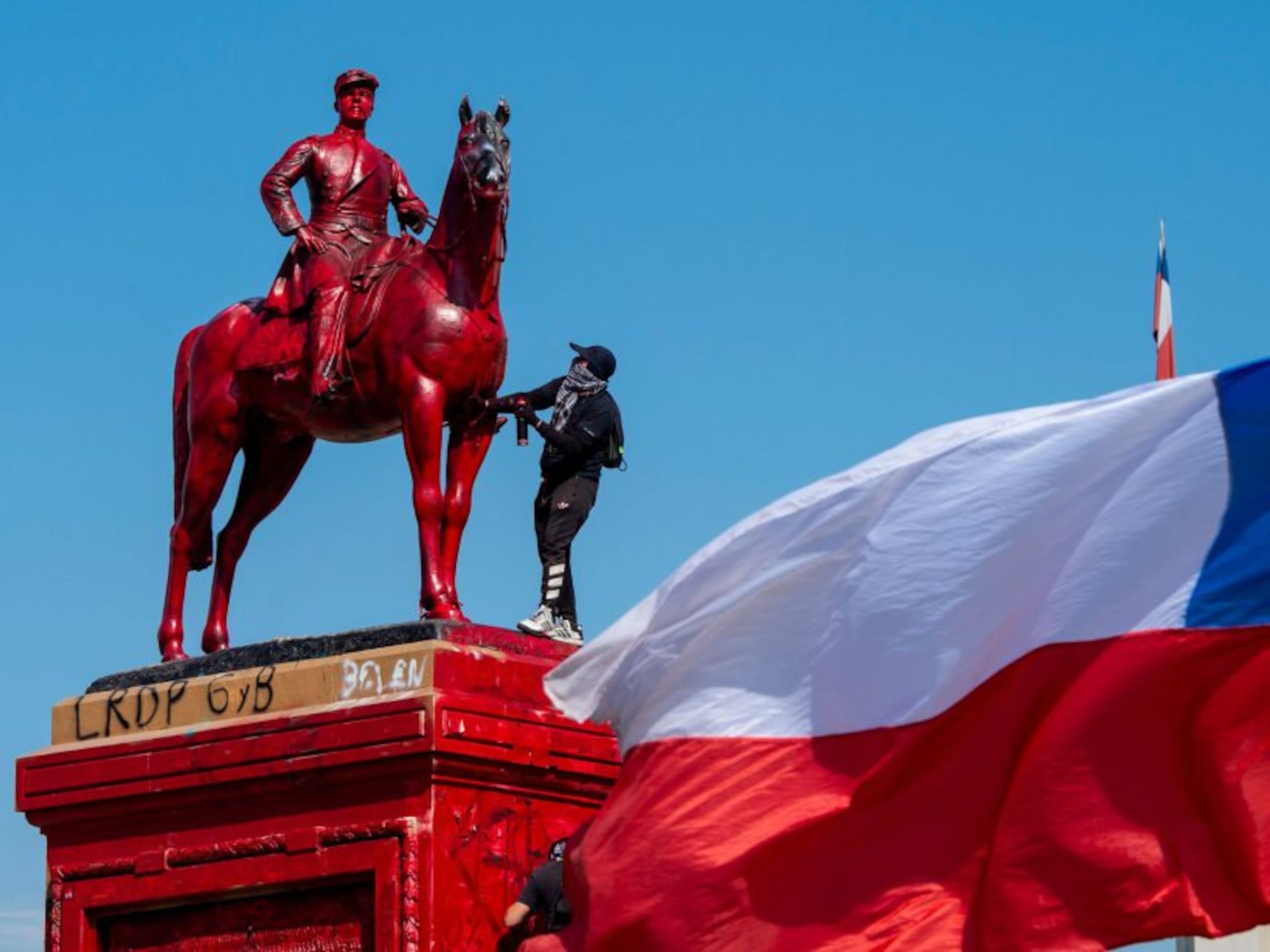 Estatua del general Baquedano en años previos a su reubicación, El País
