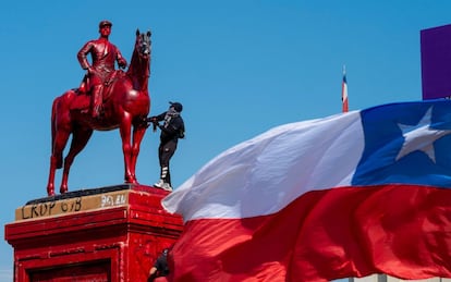 Un manifestante pinta el monumento al General Baquedano durante una protesta contra el gobierno de Chile en Santiago.