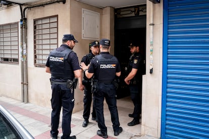 Agentes de la Policía Nacional frente al edificio dónde una mujer ha sido asesinada a manos de su pareja este martes en Getafe.