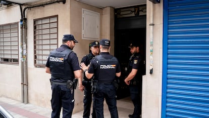 Agentes de la Policía Nacional frente al edificio dónde una mujer ha sido asesinada a manos de su pareja este martes en Getafe.