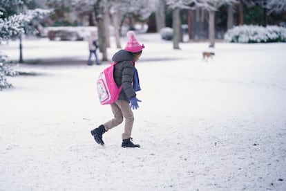 Una niña en un parque cubierto de nieve, a 18 de enero de 2023, en Vitoria (País Vasco).