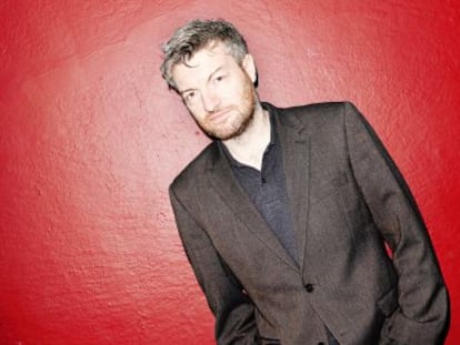 Entre las pocas cosas que Charlie Brooker no sabe hacer est&aacute; conducir. Pero posar, posa hasta con los ojos cerrados.
 