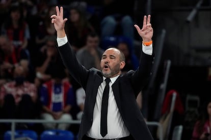 Chus Mateo dirige al Madrid contra el Baskonia este martes en Vitoria.