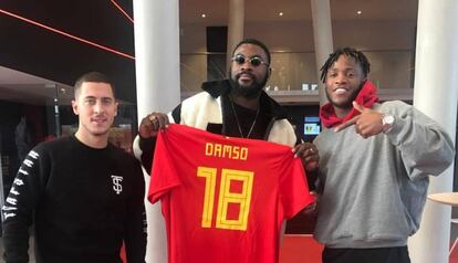 El cantante Damso, en el centro, junto a los futbolistas Eden Hazard y Michy Batshuay.