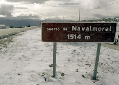 El alto del puerto de Navalmoral (Avila), tras la nevada caída hoy.