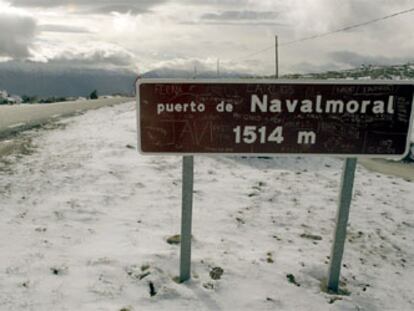 El alto del puerto de Navalmoral (Avila), tras la nevada caída hoy.
