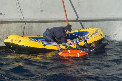 Un operario de salvamento de Marruecos durante el rescate.