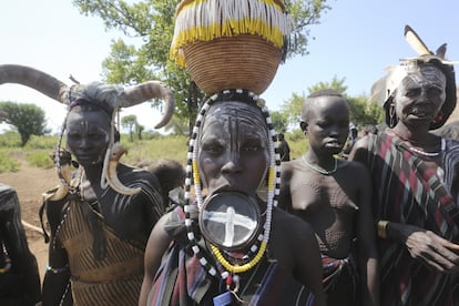 Los platos labiales son un signo de fortaleza entre las mujeres mursi, como la de la foto. A los 15 y 16 años se insertan la primera circunferencia de madera, que van sustituyendo progresivamente por platos de mayor tamaño.