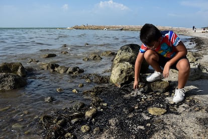 Residuos de combustóleo recalaron a la orilla en playa bonita en Campeche, el pasado 26 de julio.