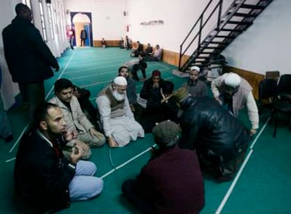 Un grupo de musulmanes en una mezquita de Barcelona.