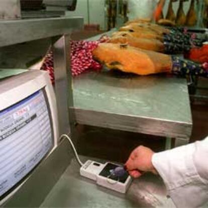 Campofrío vigila con chips el proceso de curado de los jamones en su fábrica de Villaverde (Madrid).