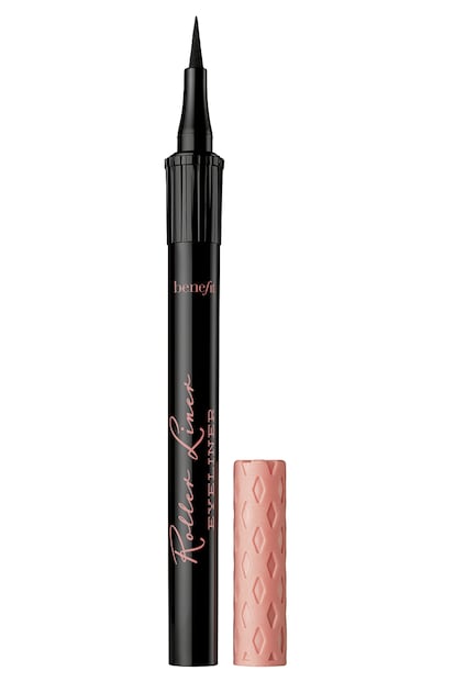 No solo las bases pueden presumir de horas de duración. Con acabado mate, la raya para el ojo líquida Roller Eyeliner de Benefit (24,55 € en Sephora) promete aguantar hasta 24 horas intacta. Es resistente al agua y no se cuartea con el paso del tiempo.