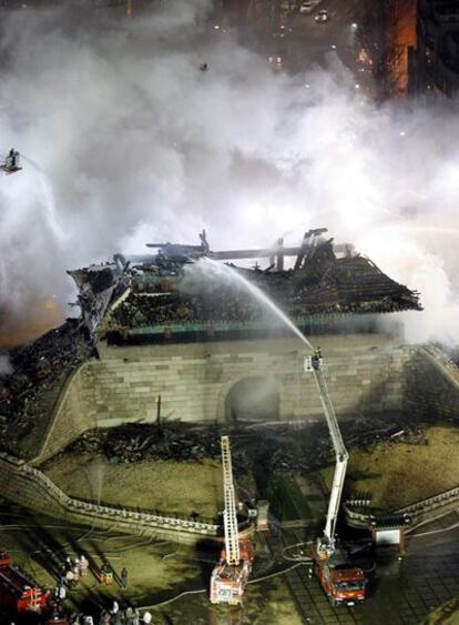 omberos combaten las llamas que consumieron hoy, 11 de febrero de 2008, la puerta de Namdaemun, situada en el corazón de Seúl (Corea del Sur), designada como el primer tesoro nacional del país.