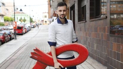 Iván Garrido, con VIH desde que nació, sobrevivió en gran parte gracias al trabajo del cuerpo de Enfermería que lo trató desde bebé. Acaba de publicar ‘La belleza de las cicatrices’ (La Esfera de los Libros.)