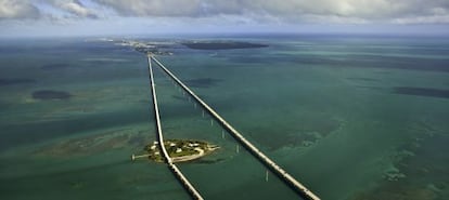Uno de los puentes de la Oceans' Highway, en los Cayos de Florida, con la ciudad de Marathon al fondo.