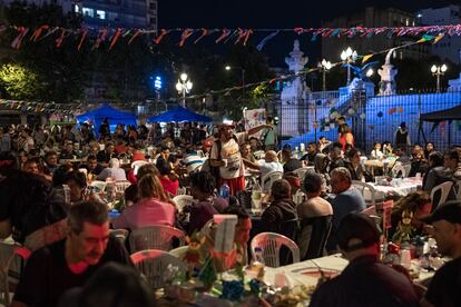 La cena de Nochebuena la organiza el Movimiento de Trabajadores Excluidos (MTE) bajo el lema Ninguna familia sin Navidad.