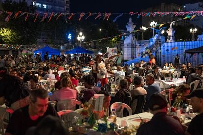 La cena de Nochebuena la organiza el  Movimiento de Trabajadores Excluidos (MTE) bajo el lema Ninguna familia sin Navidad.