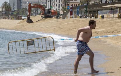 Un banyista a la Barceloneta.