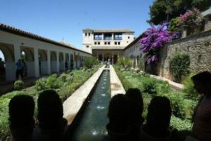 Vista del Patio de la Acequia del Generalife, en el recinto monumental de la Alhambra de Granada. EFE/Archivo