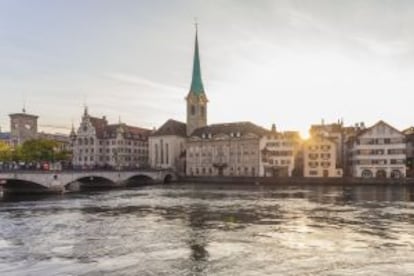 Iglesia de la Abadía de Fraumünster, frente junto al río Limmat, en el centro histórico de Zúrich.