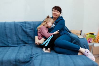 Natalia Sorostienko, junto a una de sus sobrinas, en el centro de acogida de Anenii Noi, al sur de Chisináu, el pasado miércoles