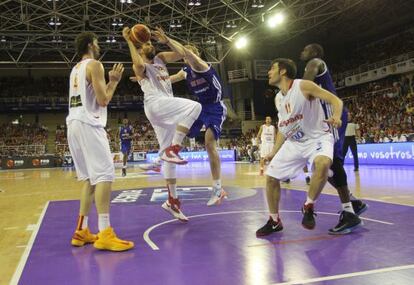 The Gasols in action against Team GB in Valladolid.