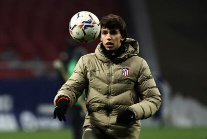 João Félix, durante el descanso del partido aplazado de la primera jornada de Liga en Primera División ante el Sevilla, que disputan esta noche en el estadio Wanda Metropolitano de Madrid. / JuanJo Martín (EFE)