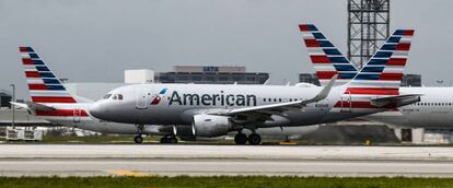 Varios aviones de American Airlines, en el aeropuerto de Miami (Estados Unidos).