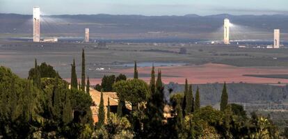 Las Torres de la Plataforma solar Sol&uacute;car en Sevilla.