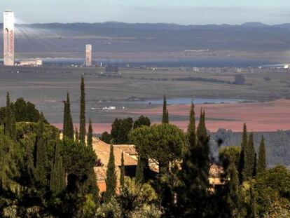 Las Torres de la Plataforma solar Sol&uacute;car en Sevilla.