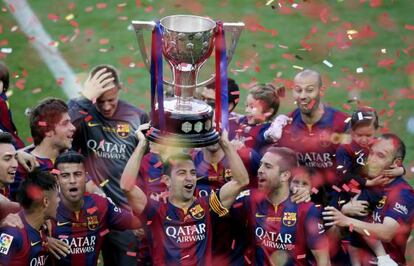 Xavi levanta el trofeo de campeón de Liga