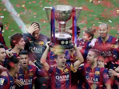 Xavi levanta el trofeo de campeón de Liga