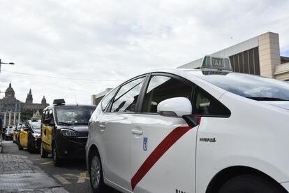 Varios taxis de diferentes ciudades durante una marcha lenta hasta la Delegación del Gobierno contra la liberalización de los VTC en Barcelona