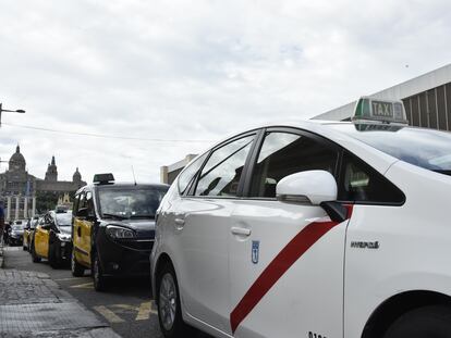 Varios taxis de diferentes ciudades durante una marcha lenta hasta la Delegación del Gobierno contra la liberalización de los VTC en Barcelona