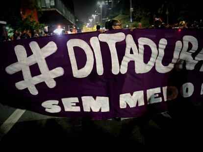 Protesta de grupos de izquierda contra el presidente electo de Brasil, Jair Bolsonaro, el 30 de octubre pasado en la ciudad de San Pablo.