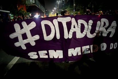 Protesta de grupos de izquierda contra el presidente electo de Brasil, Jair Bolsonaro, el 30 de octubre pasado en la ciudad de San Pablo.