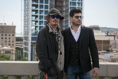 El actor Johnny Depp (a la izquierda) posa junto al director Andrew Levitas, en la presentación de la película en Barcelona.