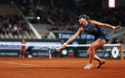 Badosa intenta devolver de revés durante el partido contra Sabalenka en la Chatrier.