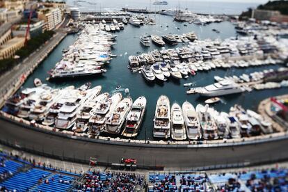 De nuevo, el alemán Sebastian Vettel pasa junto a unos muelles con embarcaciones de recreo, en Montecarlo (Mónaco).