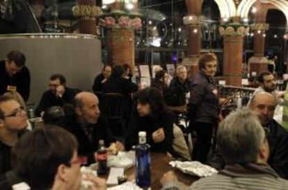 Unos cincuenta trabajadores de la función pública durante su encierro esta tarde en el Palau de la Música de Barcelona para protestar contra los recortes en los servicios públicos de sanidad, educación y administración, una protesta organizada por la Plataforma Sindical Unitaria.