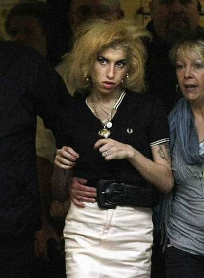 Amy Winehouse, a su salida de un juzgado de Londres.