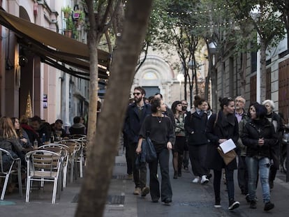 Terrasses al carrer de Torrijos, a Gràcia (Barcelona).