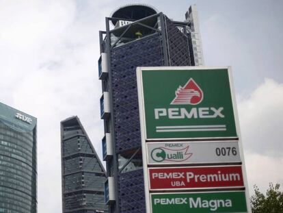 Un cartel de Pemex en la Ciudad de M&eacute;xico.