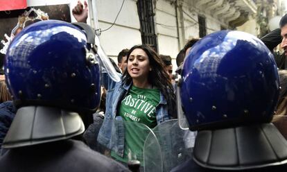 Estudiantes argelinos se manifiestan este martes en la universidad de Argel contra el quinto mandato del presidente, Abdelaziz Buteflika.