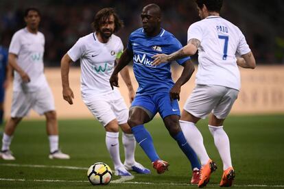 Seedorf supera a Pato y Pirlo durante el homenaje a este último el pasado lunes en Milán.